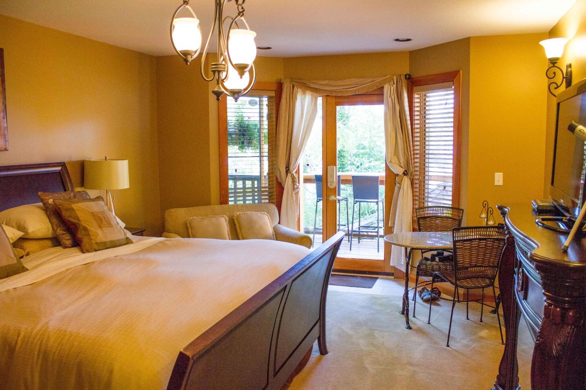 Tranquility Bay Waterfront Inn Sechelt